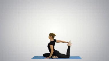 Poz, germe, pratik yoga beyaz arka plan üzerinde genç güzel yoga
