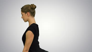 Yan görünümü yoga ya da pilates egzersiz yaparak güzel genç kadın portresi. Tek bacaklı Kral güvercin poz, Eka Pada Rajakapotasana beyaz arka plan üzerinde