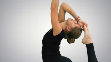 Pratik yoga beyaz zemin üzerine germe egzersizleri yapıyor kadın