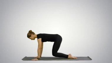 Kadının yukarı köpek Yoga pozisyon, Sun Salutation parçası beyaz arka plan üzerinde yapması