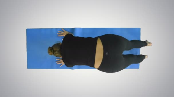 Gezonde yoga vrouw rekken op mat op witte achtergrond — Stockvideo