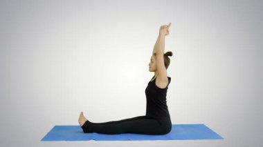 Beyaz arka plan üzerinde genç kız germe yapmak egzersizleri