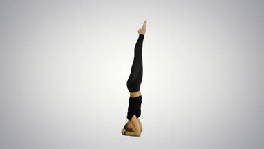 Genç kadının sirsasana yoga poz beyaz arka plan üzerinde yapması