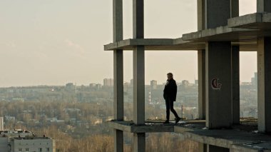 Modern saç kesimi ile genç kadın.