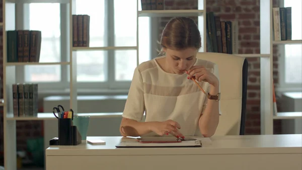 Mujer de negocios en la oficina en la mesa de trabajo en el dispositivo tableta táctil . — Foto de Stock