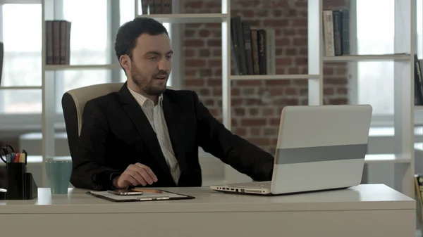 Empresario en videoconferencia con su colega en el trabajo de oficina — Foto de Stock