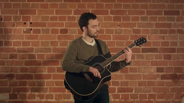 El músico toca la guitarra. . — Foto de Stock