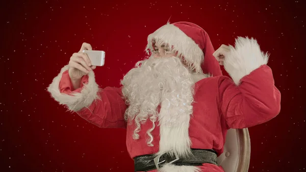 Santa Claus autoportret na czerwonym tle z śniegu — Zdjęcie stockowe