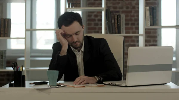 Hombre durmiendo en un escritorio, despierta y empieza a hablar por teléfono — Foto de Stock