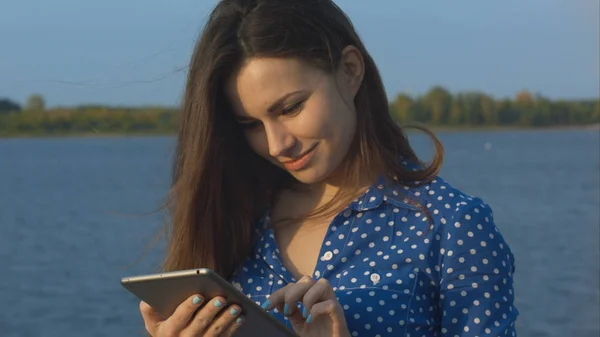 Mujer al aire libre usando tableta digital. Primer plano. . — Foto de Stock