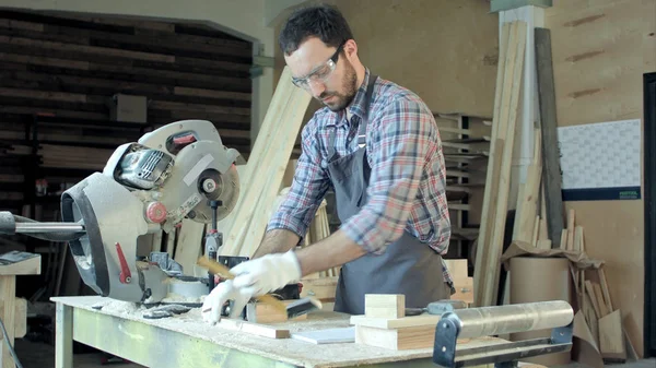 Carpintero profesional en el trabajo midiendo tablones de madera.Timelapse — Foto de Stock