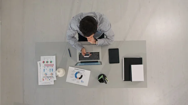 Empresario usando el mensaje de escritura de teléfonos inteligentes. Vista superior — Foto de Stock