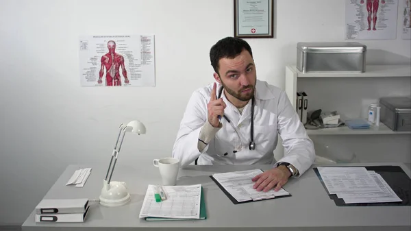 Doctor Seriously Explaining Camera Patient — Stock Photo, Image