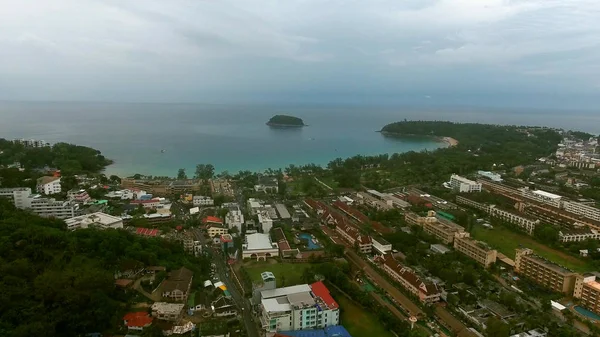 Drone volando en el cielo azul nublado sobre la costa del mar — Foto de Stock