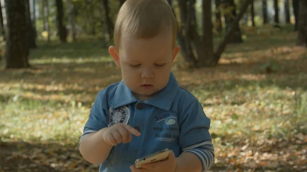 Adorable número de marcación del bebé en el teléfono móvil . — Foto de Stock