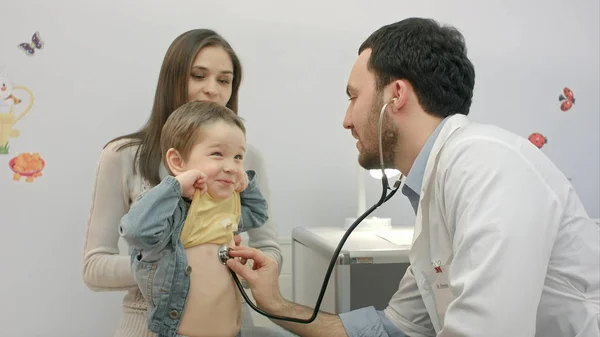 Chorego dziecka, odwiedzając biuro lekarzy — Zdjęcie stockowe
