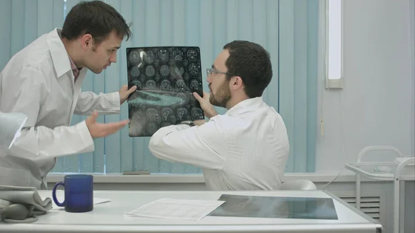 Informator läkare hjälpa praktikant med röntgen — Stockfoto