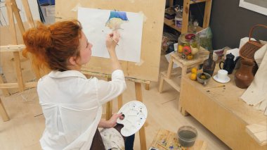 Suluboya ile kabak natürmort resim konsantre kadın sanatçı