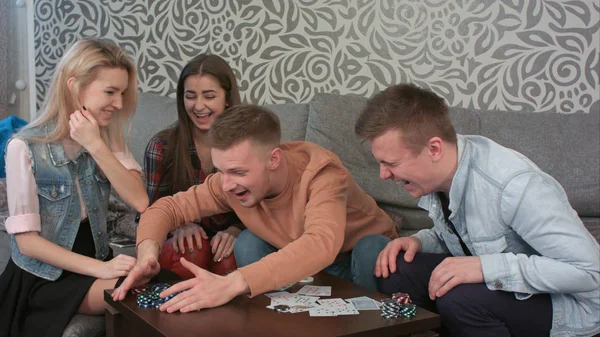 Grupo de adolescentes terminando el juego de póquer, abriendo sus cartas y reconociendo al ganador — Foto de Stock