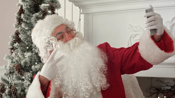 Santa Claus, hogy karácsony selfies mobiltelefon használata — Stock Fotó