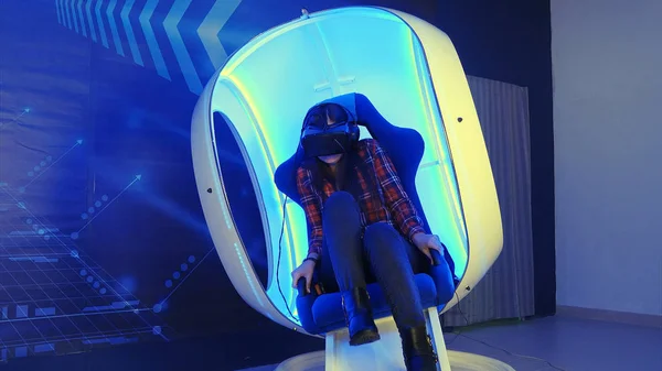 Chica joven sentada en la atracción de realidad virtual y sensación de miedo —  Fotos de Stock