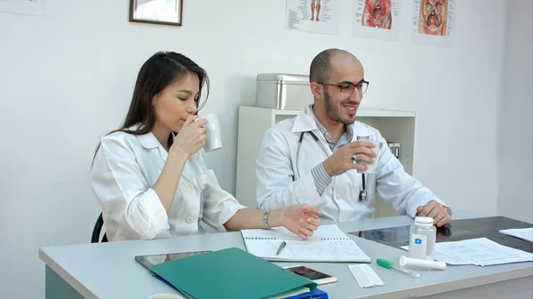 Medicinsk personal chatta samtidigt ha kaffepaus — Stockfoto
