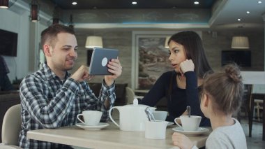 Modern aile değerleri. Karısı ona kızgın seyir sırasında elektronik cihazlar tablet pc kullanma hakkında bağımlısı baba.