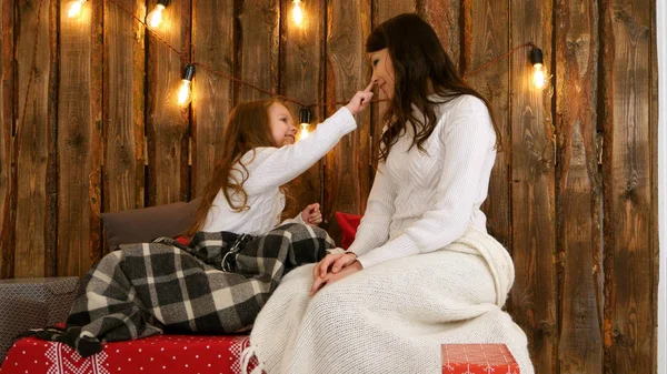 Mutlu anne ve kızı tatlı bir şekilde birbirine dokunmadan burun