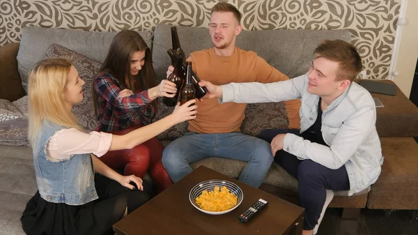 Группа студентов, звонящих бутылками пива — стоковое фото