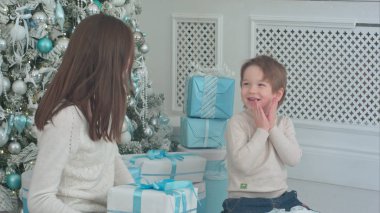 Noel hediyesi ile uğraşırken şirin küçük oğluyla mutlu genç anne