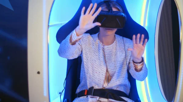 Giovane donna in realtà virtuale auricolare preparazione per la sessione vr — Foto Stock