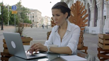 dizüstü bilgisayar ve ücretsiz Wi-Fi açık kafe kullanan kadın