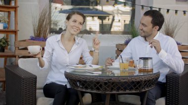 müzik kafe birlikte güneşli bir günde şehirde dinlemek hoş bir çift