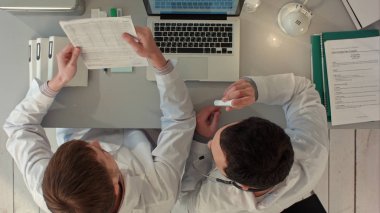 Üstten görünüm Eczacılar takımının tartışmak ofiste yeni haplar hakkında