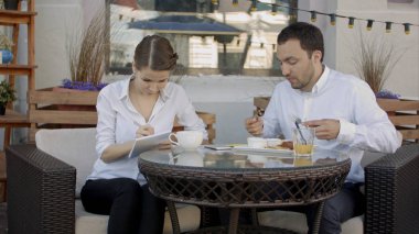İş insan çakışma çalışma sorunları, öfkeli patron ciddi bağımsız değişkeni negatif duygu rapor toplantı açık havada kafede öğle yemeği molası sırasında tartışıyor