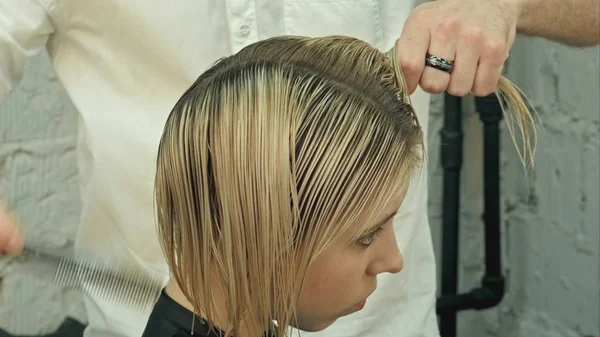 Corte de cabelo das mulheres. cabeleireiro, salão de beleza — Fotografia de Stock