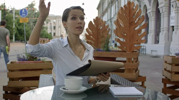Elegante mujer de negocios llamando al camarero mientras está sentada en la cafetería, almuerzo de negocios de mujer ejecutiva — Foto de Stock