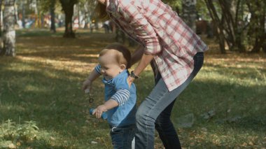 Anne ve oğlu yaz Park'ta iplik.