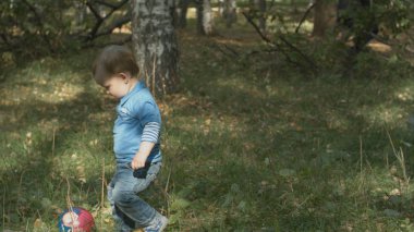 Küçük çocukla almak top ve atmak.