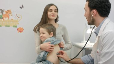 Doktor çocuk stetoskop ile incelenmesi