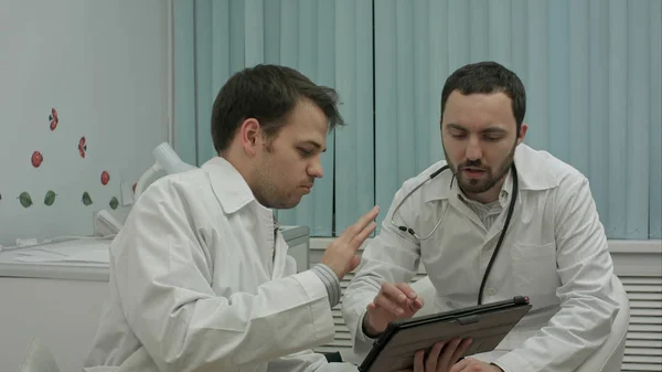 Los médicos masculinos viendo en la tableta PC y discutir los resultados — Foto de Stock