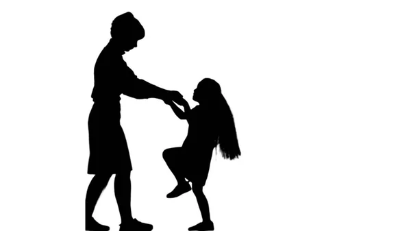 Silhouette mor och dotter dansar tillsammans spår Matt — Stockfoto