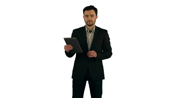 Affärs man använder sin tablett på vit bakgrund isolerad — Stockfoto