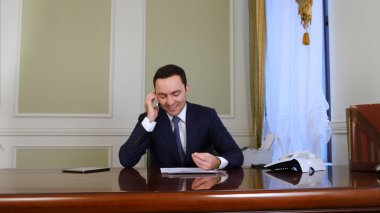 Evet, gülen ve gülümseyen dostu işadamı