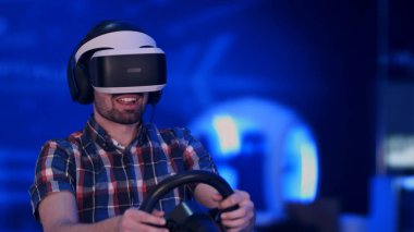 Yarış video oyunu sanal gerçeklik kulaklık ile oynarken mutlu ve heyecanlı adam