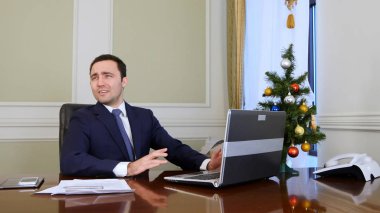 Şok genç işadamı onun çalışan tarafından kovuluyor, ama Noel geliyor çünkü topu kalem atmaya çalışırken bir şaka haline çevirmek