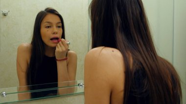 Güzel çekici genç esmer makyaj otel banyo aynada infront koyar