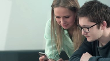 Masada oturan ve metin okuma mutlu iki genç öğrenciler mesaj libraly Üniversitesi'nde