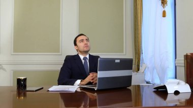 Bir masada oturan ve düşünme düşünceli politikacı