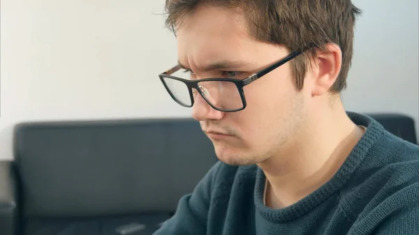 Männlicher Student mit Laptop studiert in der Universitätsbibliothek — Stockfoto